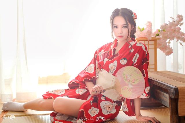 小说：庙堂上，她被众人误解偷盗考题，情急之下她拔笄子冲向了他