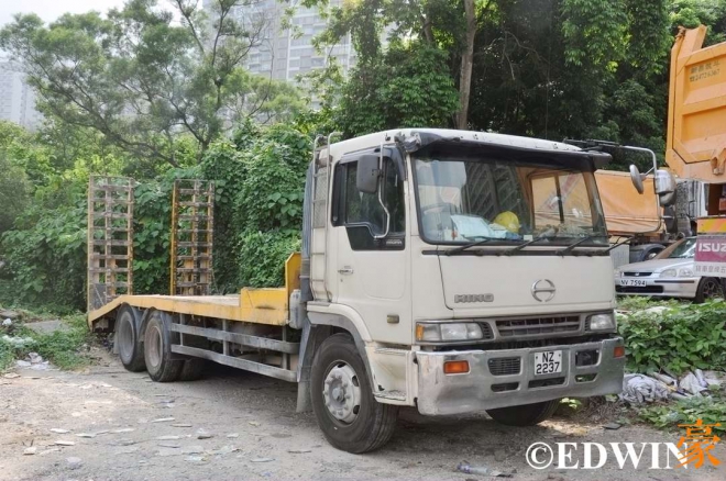 经典的日系卡车这里都有？香港街头某货运停车场实拍