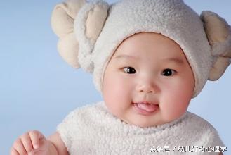 宝宝喜欢吐泡泡吐奶,宝宝吐奶还一直伸舌头吐唾沫