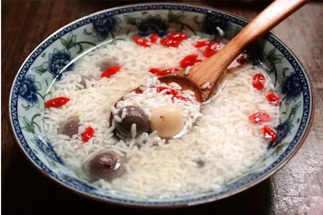 白露节气饮白露茶,暑退凉风起闲饮白露茶