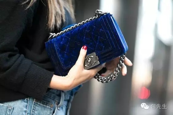 为什么同款包国内没有颜色,为什么官网上有颜色的包专柜没有