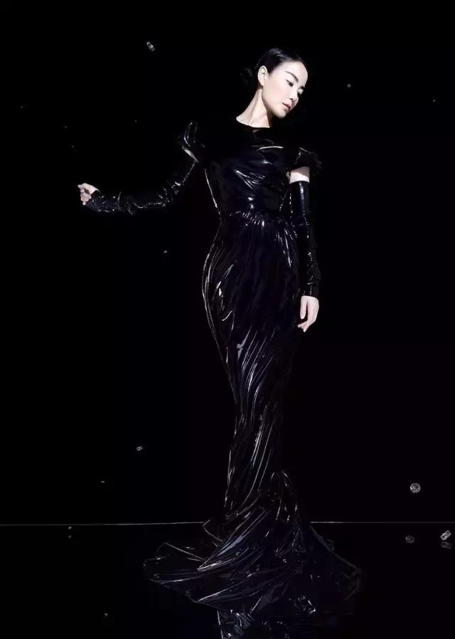 王菲为什么越活越少女,王菲活得像少女一样