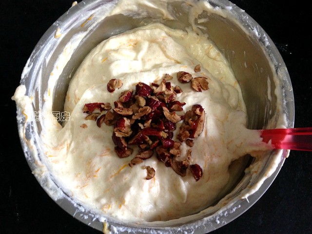 这个蛋糕不用油,选用健康食材,营养丰富老少皆宜,外面买不到的