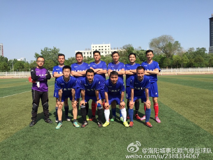 洛阳有这么一群汉子，人到中年还奔跑在绿茵草场上！