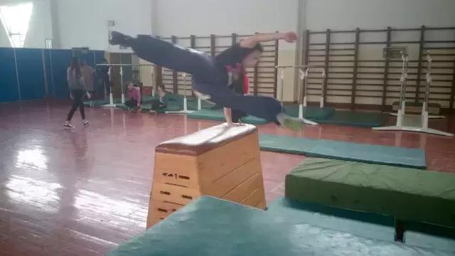 他们在用生命飞檐走壁？揭秘成都跑酷族！