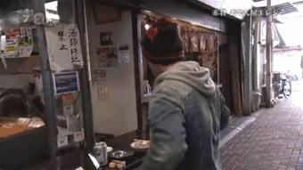 这家在街角开了60年的小摊，只卖一种料理，连个座位都没有，却把大家都暖哭了