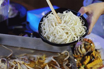 看到这家店的头牌，下意识就是举报！