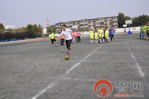 胶州45小将到鑫正足球俱乐部体验“球星课”