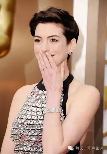 跟风买手串不如戴个手镯，既显气质又百搭！关键寓意好！