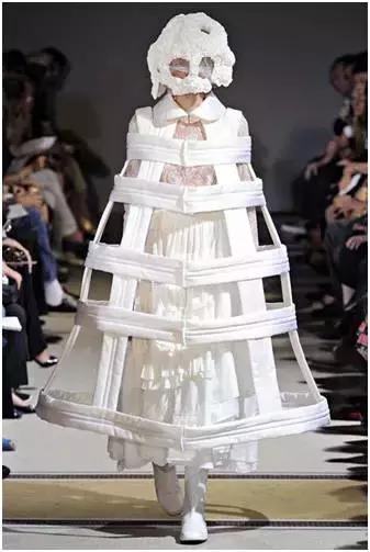 解构主义设计师川久保玲,川久保玲解构主义