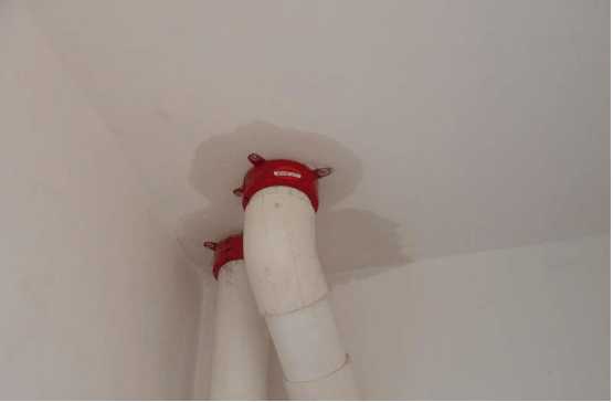 阳台水管开着楼下漏水不开就不漏,阳台侧面漏水底部不漏怎样补漏