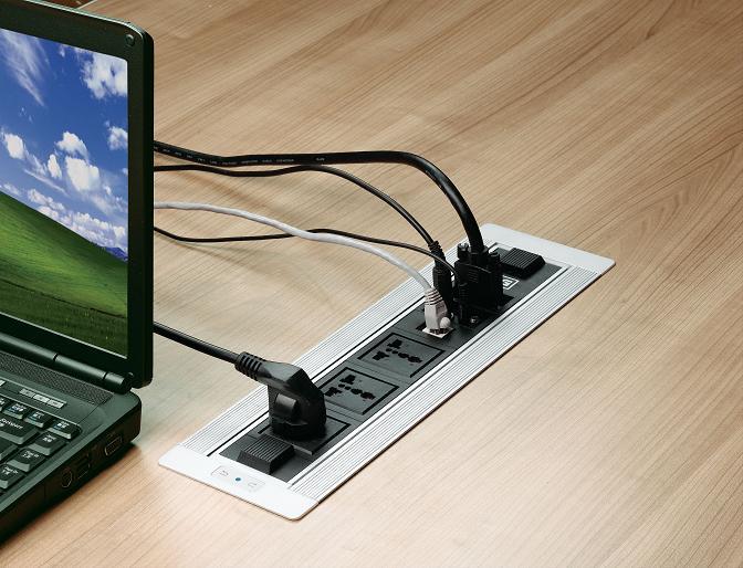 家里插座没有电怎么回事,家里插座突然没电灯还有电