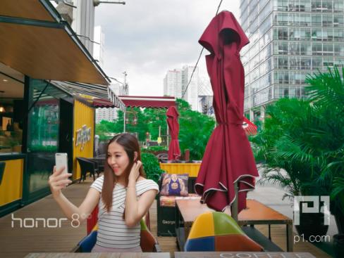 火热街拍来袭行走街头的随性时尚,街拍最时尚的人时刻走在潮流前线