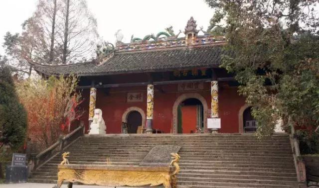 成都附近的旅游景点推荐四姑娘山,距成都五个多小时的地方