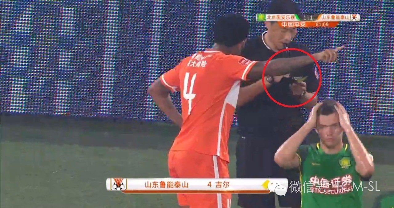 主裁判怎么和球员沟通,球员冲突裁判为什么不会阻止