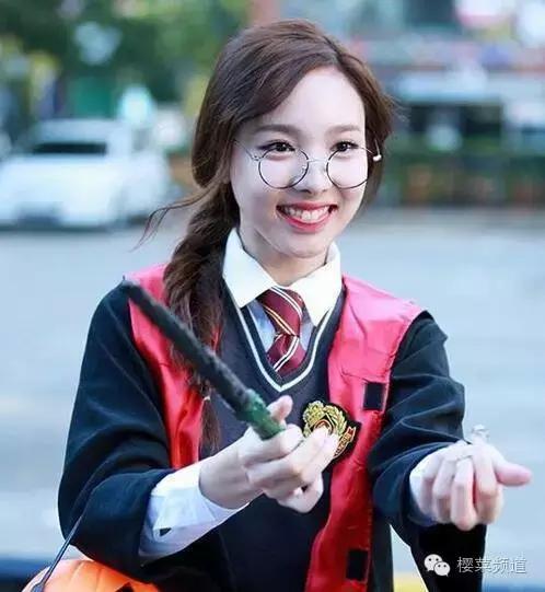 哎哟,欧巴戴的眼镜不错啊!