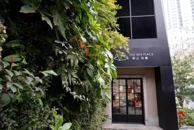 无数大牌“闪”过，见过12家合体的快闪店群吗？