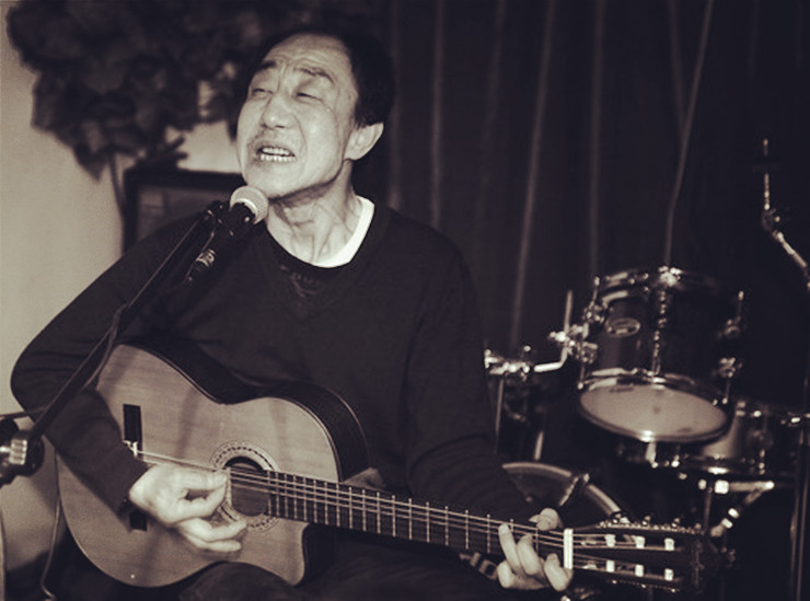 这个看起来疯癫的老头,是“摇滚鼓王”的哥哥,中国民谣界的传奇