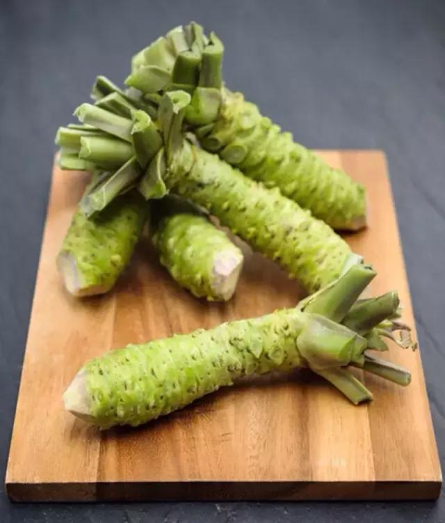 芥末山葵辣根到底是什么关系 (山葵和芥末和辣根是同一个东西嘛)