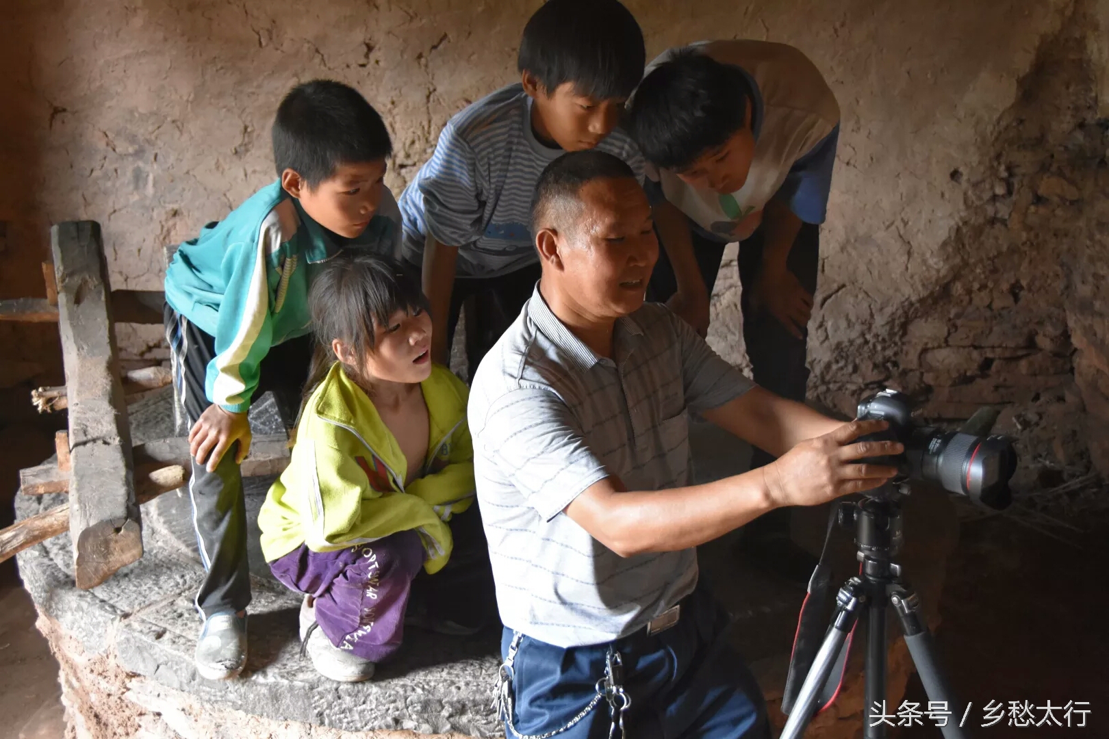 咱村来了摄影师，俺也去瞧瞧