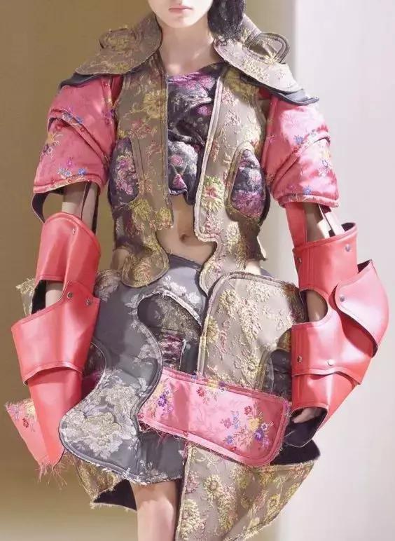 时日谈丨不仅仅是小红心川久保玲的解构主义风格探析