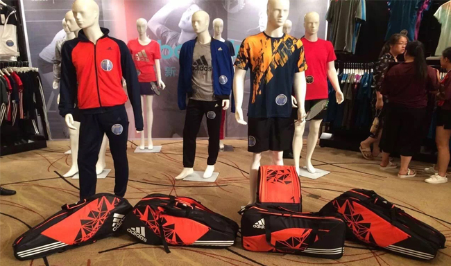 阿迪达斯最近状况,阿迪达斯2000元羽毛球拍