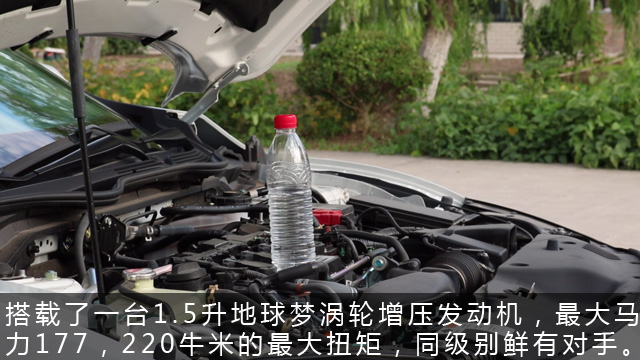 陈震试驾十代思域,本田十代思域下雨天试驾