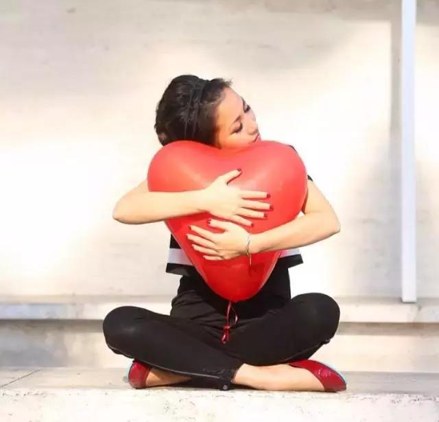 她颜值普通，又矮又穷，但奢侈大牌抢着送她包！