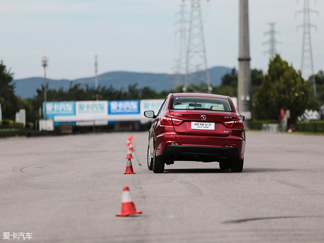 悦翔v71.0t和1.6l对比,悦翔v715款1.6l自动乐享怎么样