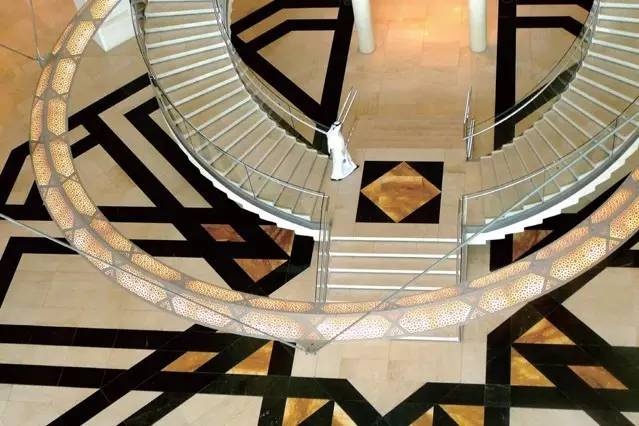 波斯湾双城记：天方夜谭般的魔幻色彩