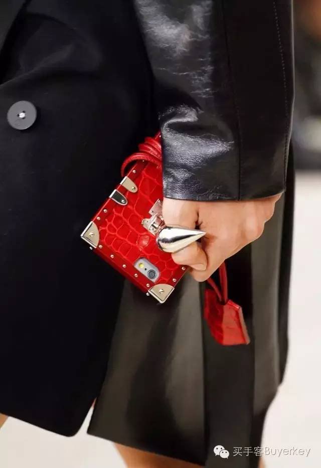 手拿包女推荐真皮徽章款,新款女士手拿包百搭大容量