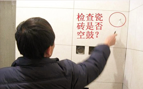 瓷砖对缝30年瓦工经验,瓷砖师傅说贴墙砖不放背胶不保