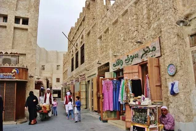 波斯湾双城记：天方夜谭般的魔幻色彩