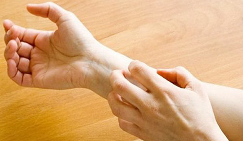 皮肤红肿瘙痒还有灼热感后起水泡,皮肤突然红肿发热瘙痒是怎么回事