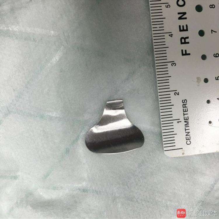 男生喝可乐误吞拉环,一男孩误吞拉环