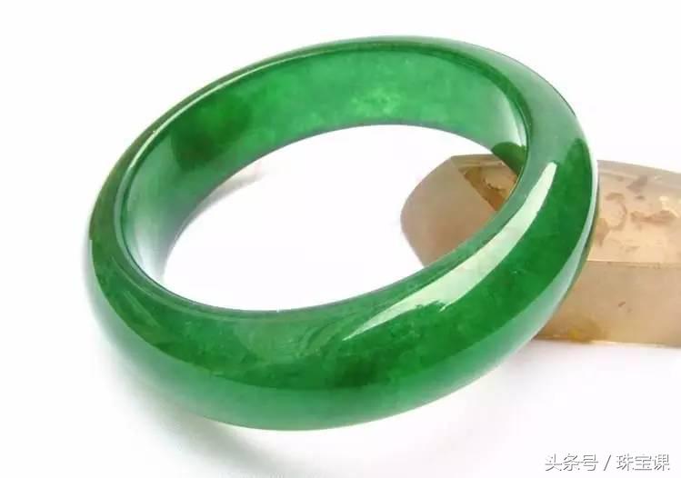 翡翠和玉的区别，看完再也不会傻傻的去买玉了！