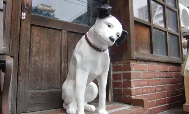 小狗尼帕Listen to His Masters Voice