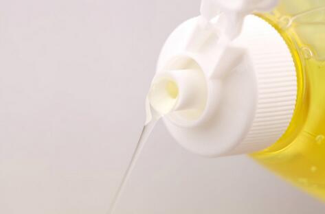 白色的衣服染上污渍怎么洗掉妙招,白色衣服沾上果汁怎么洗掉