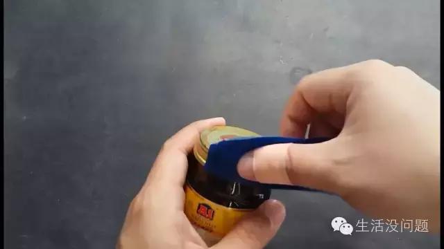 瓶盖内垫胶粘不紧怎么处理,塑料瓶盖滑丝拧不开小妙招