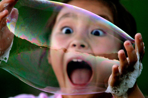 孩子玩泡泡液导致脸红,宝宝玩泡泡水脸上红肿