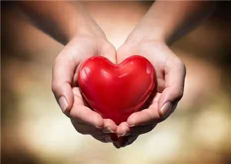 孩子发烧过后脸上起小丘疹,女童发烧身上起红疹是什么原因