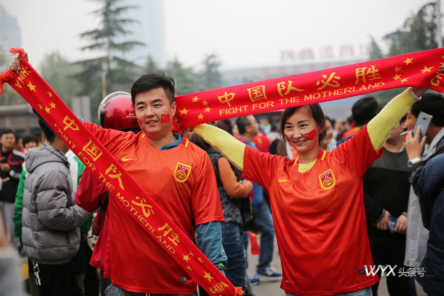 中国足球男足主场,中国男足将迎战沙特宣传海报