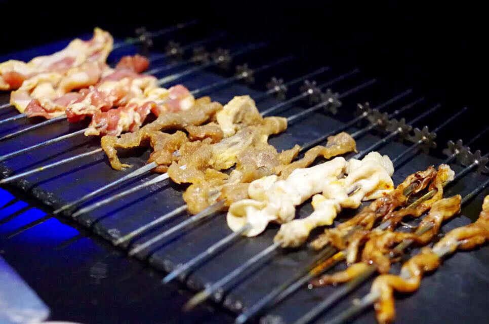 山洞里面吃烤肉,去深山老林烤串的最好地方