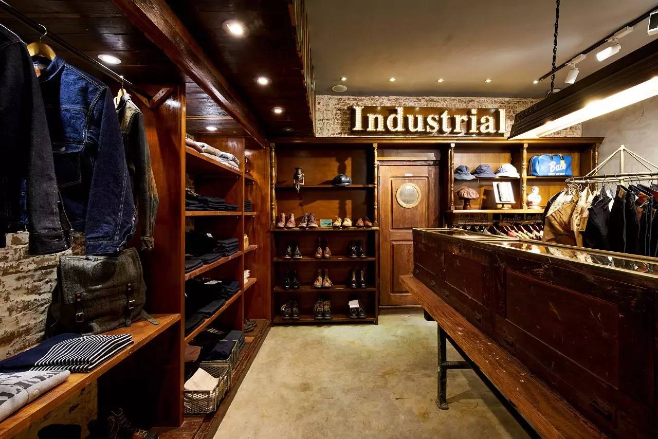 我们在上海拍下了15位潮流工作者，还给你介绍20间最新最好玩的潮店！