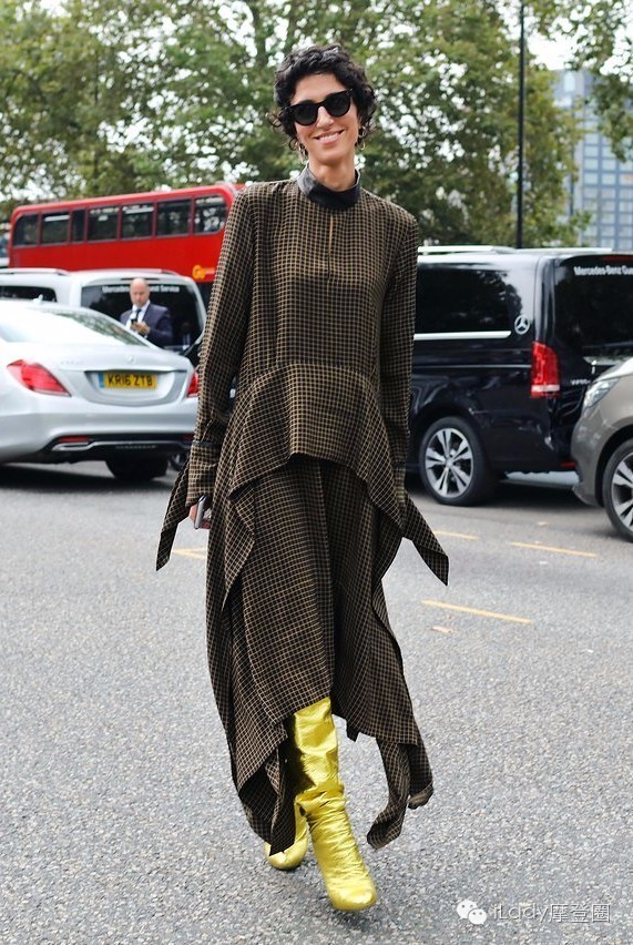 今年最火的短靴白色显瘦,2022最流行的鞋子百搭短靴