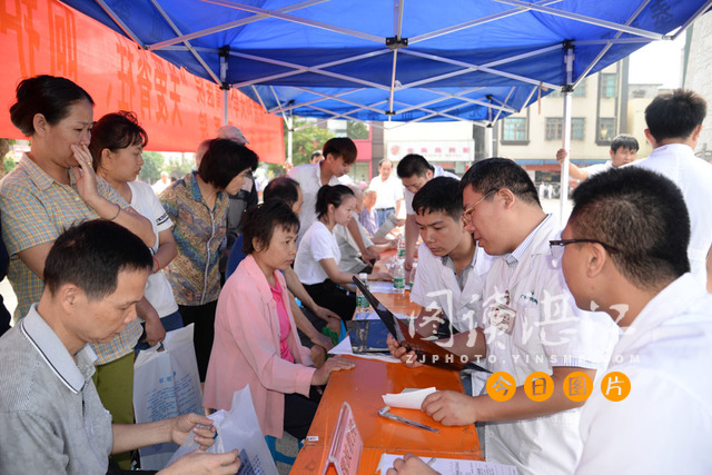 专家来到医院展开义诊,专家来县开展义诊