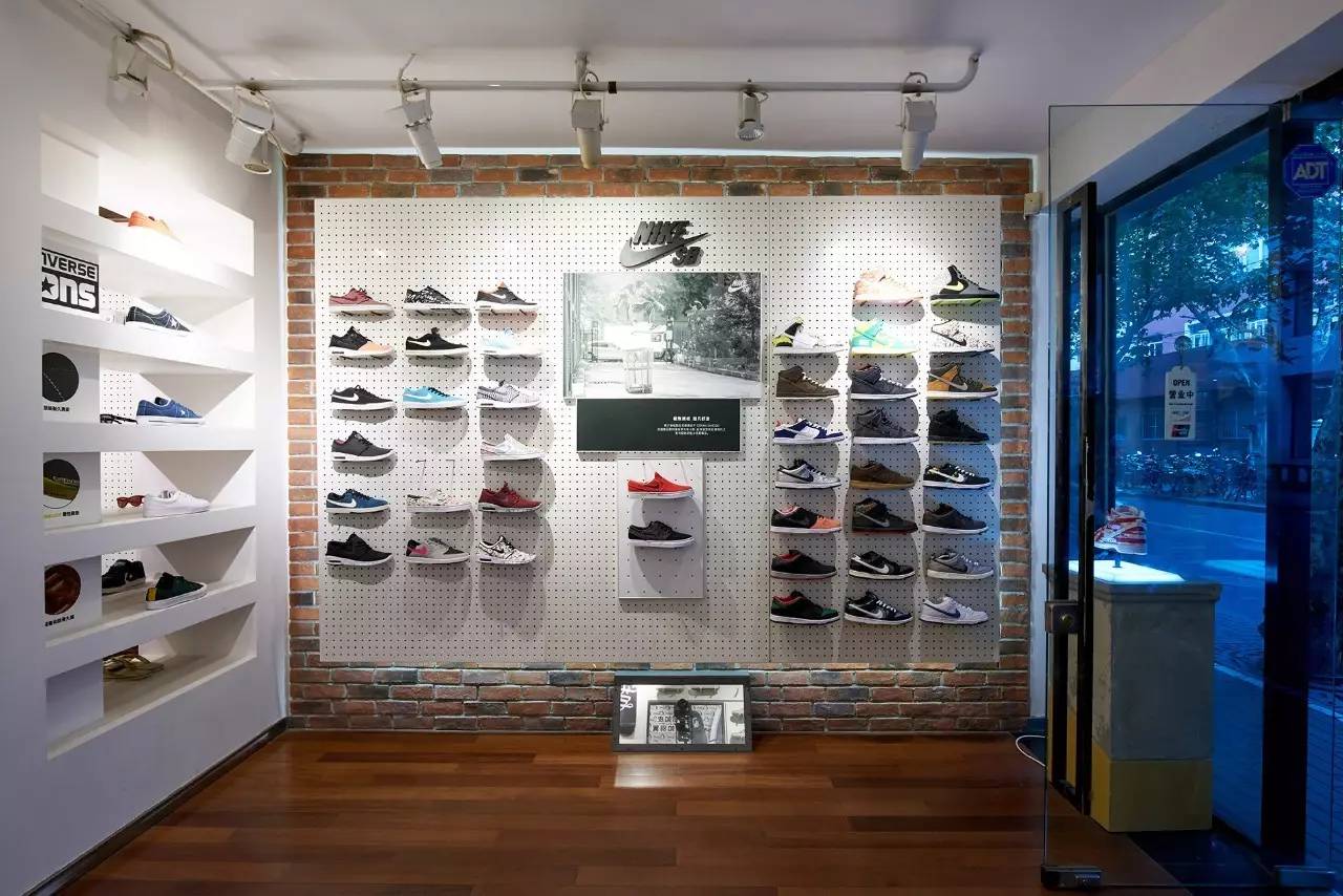 我们在上海拍下了15位潮流工作者，还给你介绍20间最新最好玩的潮店！