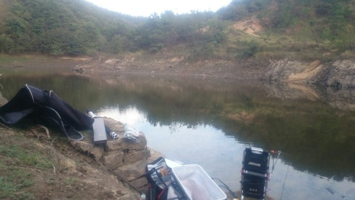 野河野钓小鲫鱼爆盆,山野小城在废弃鱼塘钓鲫鱼