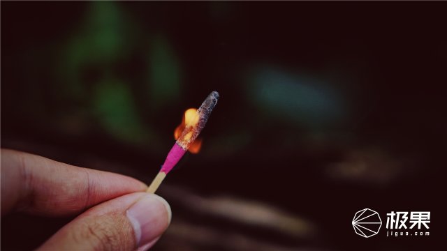 这盒子还没手掌大，里面的工具却比工具箱还全，野外保命全靠它