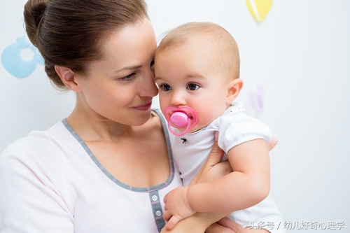 自然流产四天出血还有血块正常吗,怀孕初期有少量出血正常吗